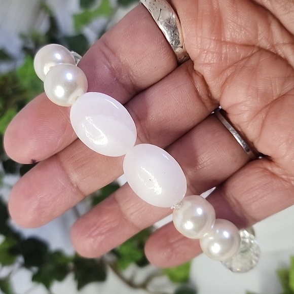 Handcrafted Glass Pearl and Facelet Crystal Beads with Pink Quart Bracelet - Picture 4 of 8